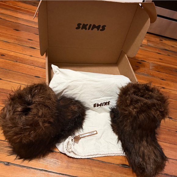 SKIMS Brown Furry Winter Boots - Picture 3 of 5